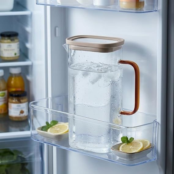 Deconox Buzdolabı Kapağına Uyumlu Renkli Kapaklı Cam Sürahi - İnce Optikli Su ve Meşrubat Sürahisi (1.5 Litre - Asorti Renk Gönderimi)