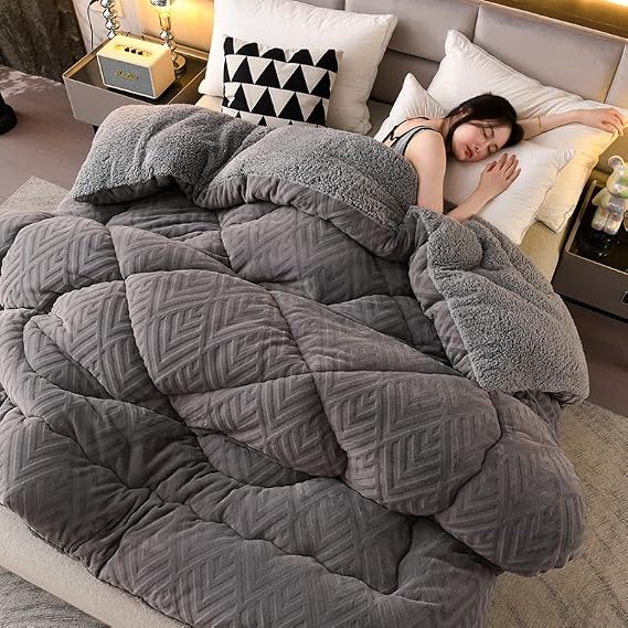 Super Warm Lamb Quilt Winter Blanket, Thicken Winter Super Soft Insulation Duvet Double-Sided Velvet Quilt/Blanket,Breathable Warmth Fluffy Plush Sided Velvet Blanket (Gray,150x200cm/2.5kg)